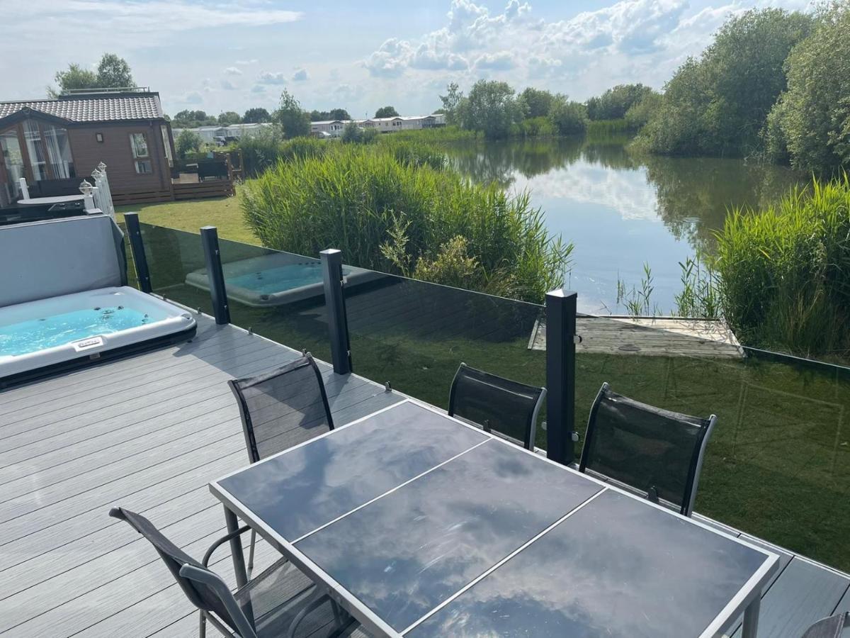 Indulgence Lakeside Lodge I3 With Hot Tub, Private Fishing Peg Situated At Tattershall Lakes Country Park Exterior foto