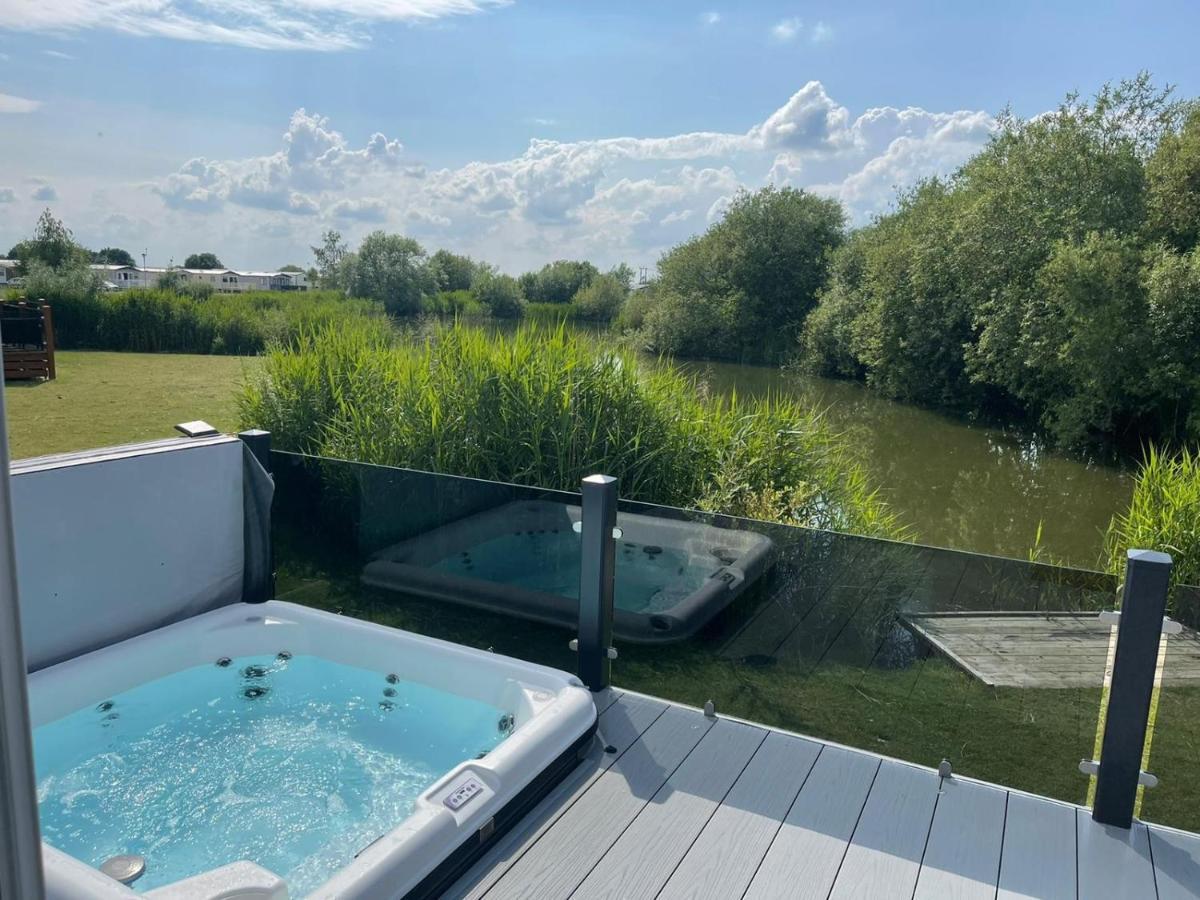 Indulgence Lakeside Lodge I3 With Hot Tub, Private Fishing Peg Situated At Tattershall Lakes Country Park Exterior foto