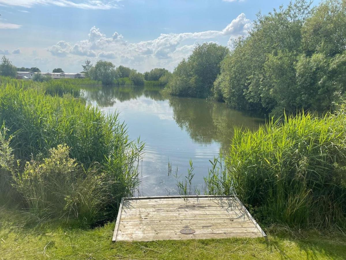 Indulgence Lakeside Lodge I3 With Hot Tub, Private Fishing Peg Situated At Tattershall Lakes Country Park Exterior foto
