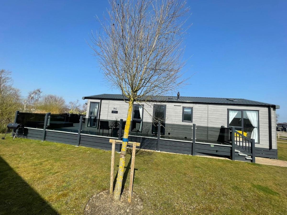 Indulgence Lakeside Lodge I3 With Hot Tub, Private Fishing Peg Situated At Tattershall Lakes Country Park Exterior foto