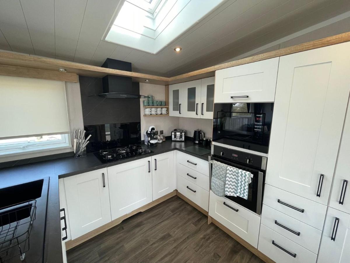 Indulgence Lakeside Lodge I3 With Hot Tub, Private Fishing Peg Situated At Tattershall Lakes Country Park Exterior foto