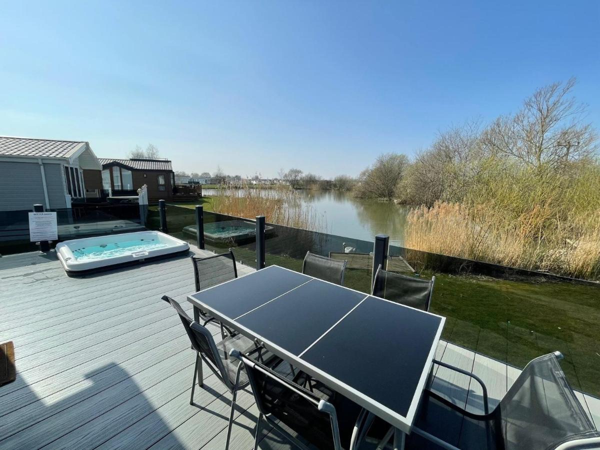 Indulgence Lakeside Lodge I3 With Hot Tub, Private Fishing Peg Situated At Tattershall Lakes Country Park Exterior foto