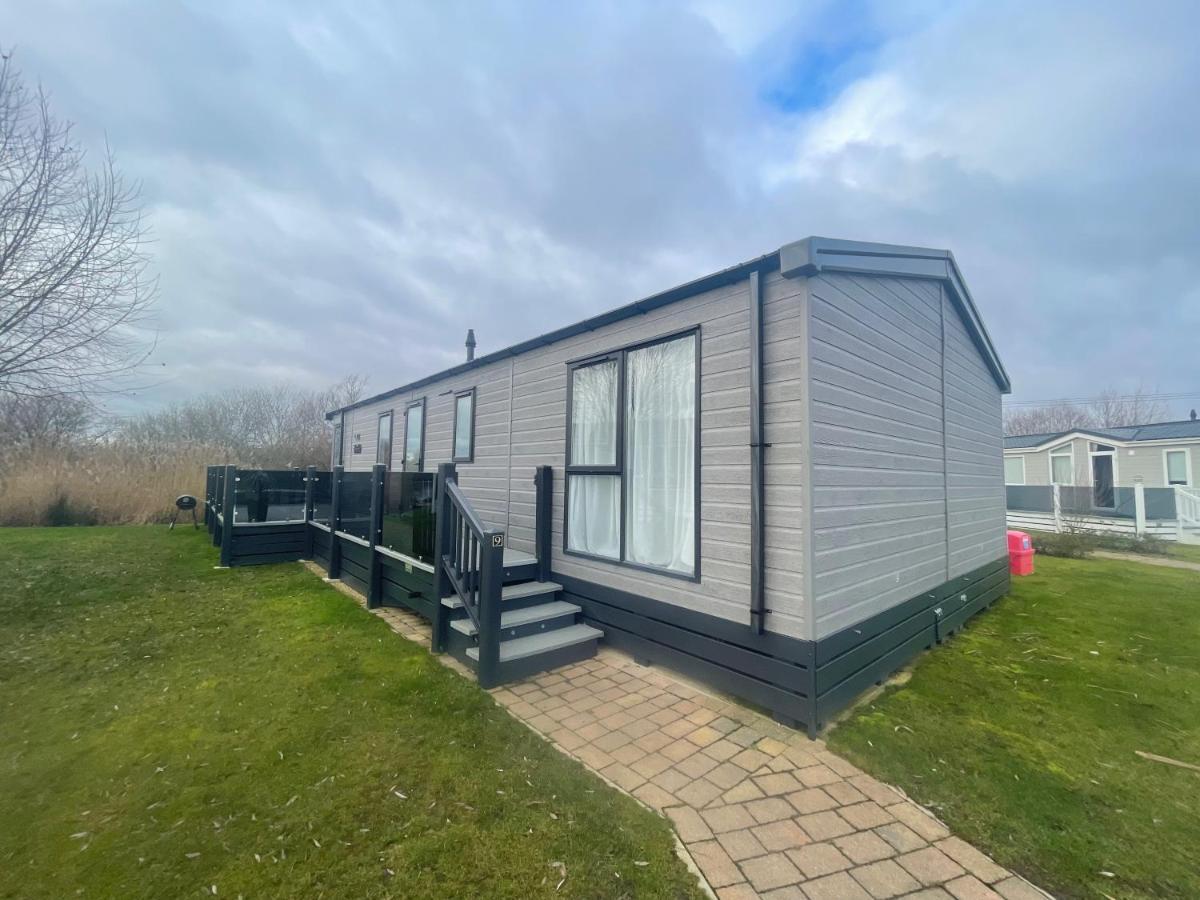 Indulgence Lakeside Lodge I3 With Hot Tub, Private Fishing Peg Situated At Tattershall Lakes Country Park Exterior foto
