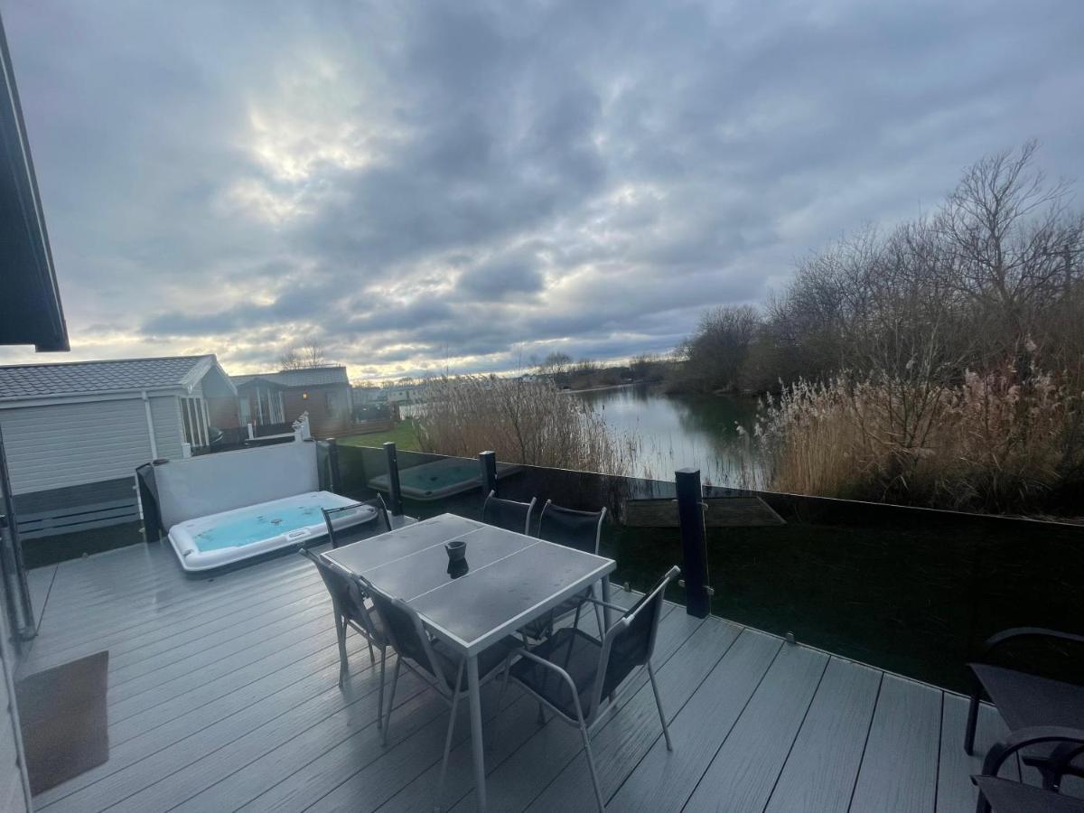 Indulgence Lakeside Lodge I3 With Hot Tub, Private Fishing Peg Situated At Tattershall Lakes Country Park Exterior foto